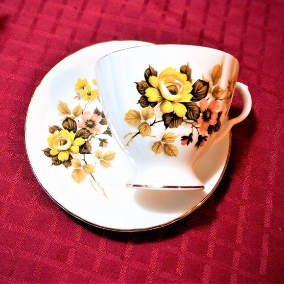 (*) *** Royal GRAFTON ~ CUP and SAUCER / Set *** VINTAGE - Picture 1 of 3